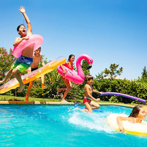 Consells per a un estiu segur a la platja i la piscina
